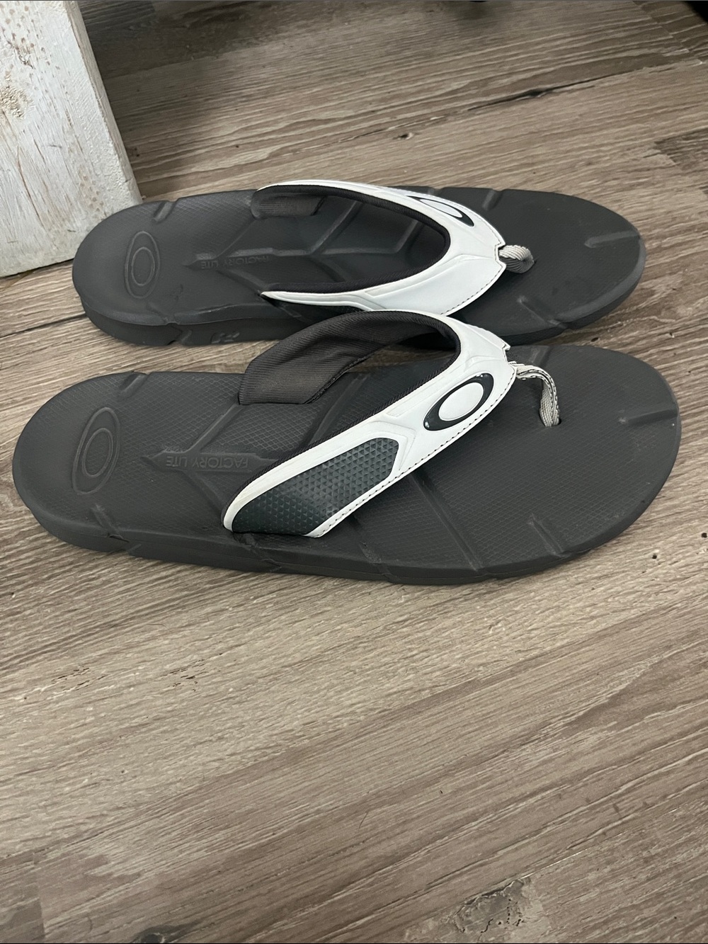 Oakley sandals/8